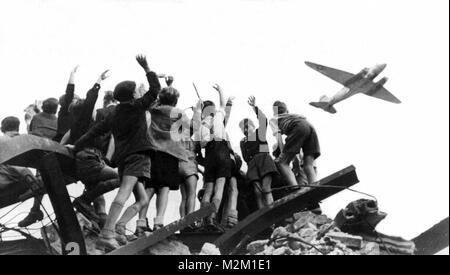 West-berliner zusehen, wie ein US-Flugzeug liefert verzweifelt liefert während der Berliner Luftbrücke. (Foto/U.S. Air Force) Flughafen Tempelhof wird geschlossen durch AirmanMagazine Stockfoto