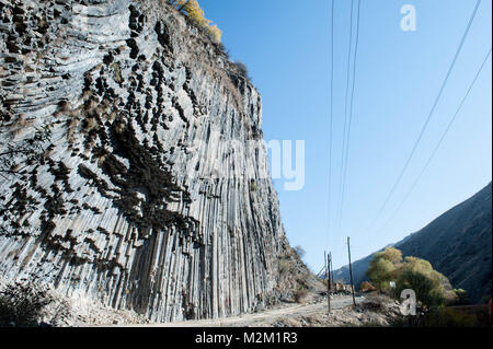 An den Seiten des Garni Gorge sind Klippen von Basaltsäulen, geschnitzt aus durch die goght River. Stockfoto