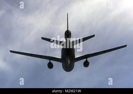 Die KC-10 Extender ab dem 60 Air Mobility Wing, Travis AFB, Ca, ist die Positionierung für eine Luftbetankung beim Konkurrieren in Luft Mobilität Rodeo 2000. Während Rodeo 2000 Teams aus der ganzen Welt konkurrieren in verschiedenen Bereichen, einschließlich dem Airdrop, Luftbetankung, Flugzeugen, spezielle Taktiken, kurze Außenlandungen, Beladung, Motor läuft auf/entlastet, aeromedical Evakuierungen und Sicherheitskräfte. Vom 6. Mai bis 13, mehr als 80 Flugzeuge, die mehr als 100 Teams aus 17 Ländern in rund 3.500 Konkurrenten, Beobachter, Schiedsrichter, und unterstützen Menschen an Papst AFB, Stockfoto