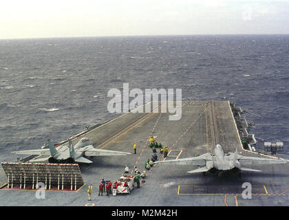 000920-N-7886 J-001 an Bord der USS Enterprise (September 20, 2000) - Zwei F-14 "Tomcat" an die "Black Aces" der Fighter Squadron vier Eins (VF-41) Vorbereitung für den Start von der Flight Deck der USS Enterprise (CVN 65). Unternehmen, die in den Atlantik führen Träger Qualifikationen. Us Navy Foto des Fotografen Mate Airman Frank Jakubec. (Freigegeben) 000920-N-7886 J-001 von navalsafetycenter Stockfoto