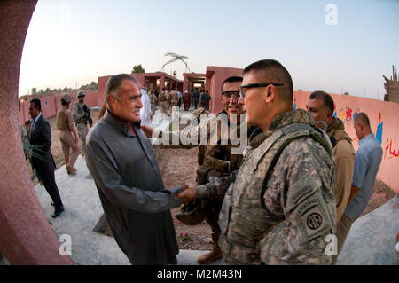 Oberst Matthew Lopez, Befehlshaber der Marine Regimental Combat Team 6, stellt die Karmah Bildung Inspector zu Oberst Mark Stammer, Kommandant der 1. Brigade, 82nd Airborne Division (Beraten und Unterstützen Brigade), bei der Eröffnung der Karmah Schule für Mädchen, Sept. 9, 2009, Karmah, Irak. Die Stammer Brigade der Fallschirmjäger ist weiterhin der Marine Partnerschaften mit irakischer Sicherheitskräfte, Scheichs, und lokalen und regionalen Beamten dafür zu sorgen, dass Schule und Wasserprojekte in Karmah angefangen bis zum Abschluss fortsetzen. (U.S. Armee Foto von SPC. Michael J. MacLeod) (freigegeben) Karmah Bildung Inspektor bis zum 1. Stockfoto