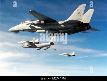 000928-N-2669 G-002 ATLANTIK (28. September 2000) - Zwei F-14 "Tomcat" Flugzeug aus der 'Black Aces" der Fighter Squadron vier Eins (VF-41) zusehen, wie ein anderer tankt während des Fluges. Die "Black Aces" sind an Bord der USS Enterprise (CVN 65), unterwegs in den Atlantischen Ozean eingesetzt. Us Navy Foto von Commander Brian G. Gawne. (Freigegeben) 000928-N-2669 G-002 von navalsafetycenter Stockfoto