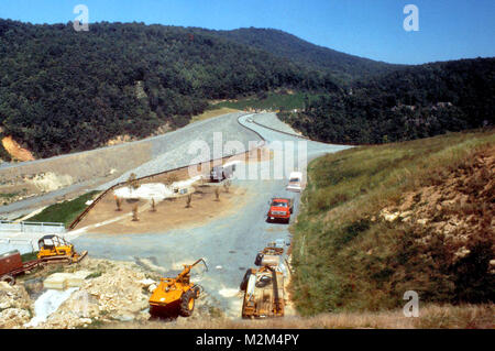 In der Flood Control Act von 1946, Bau auf gathright Dam Autorisierten begannen im Jahre 1974 und im Jahre 1979 abgeschlossen. Der Damm befindet sich etwa 20 km flussaufwärts von Covington, Va., auf die Jackson Fluss in Alleghany County, Va. Der Damm ist eine gewalzte Rock füllen Damm mit einem compacted irdenen Ton Kern, Steckdose funktioniert und Notfall spillway am rechten Anschlag befindet. Der Damm ist 1.310 m lang und mit einer Höhe von 257 Metern. Die Breite ist 32 Fuß oben auf dem Damm mit einer maximalen Breite von 1000 Fuß an seiner Unterseite. (U.S. Armee Foto) Gathright Dammbau 048 durch norfolkdistrict Stockfoto