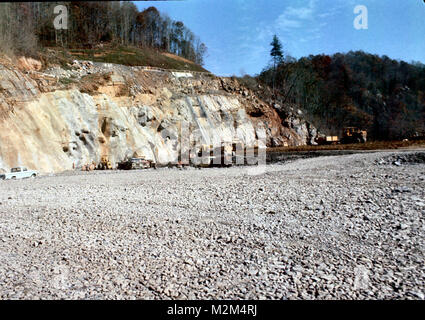 In der Flood Control Act von 1946, Bau auf gathright Dam Autorisierten begannen im Jahre 1974 und im Jahre 1979 abgeschlossen. Der Damm befindet sich etwa 20 km flussaufwärts von Covington, Va., auf die Jackson Fluss in Alleghany County, Va. Der Damm ist eine gewalzte Rock füllen Damm mit einem compacted irdenen Ton Kern, Steckdose funktioniert und Notfall spillway am rechten Anschlag befindet. Der Damm ist 1.310 m lang und mit einer Höhe von 257 Metern. Die Breite ist 32 Fuß oben auf dem Damm mit einer maximalen Breite von 1000 Fuß an seiner Unterseite. (U.S. Armee Foto) Gathright Dammbau012 von norfolkdistrict Stockfoto