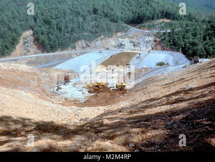 In der Flood Control Act von 1946, Bau auf gathright Dam Autorisierten begannen im Jahre 1974 und im Jahre 1979 abgeschlossen. Der Damm befindet sich etwa 20 km flussaufwärts von Covington, Va., auf die Jackson Fluss in Alleghany County, Va. Der Damm ist eine gewalzte Rock füllen Damm mit einem compacted irdenen Ton Kern, Steckdose funktioniert und Notfall spillway am rechten Anschlag befindet. Der Damm ist 1.310 m lang und mit einer Höhe von 257 Metern. Die Breite ist 32 Fuß oben auf dem Damm mit einer maximalen Breite von 1000 Fuß an seiner Unterseite. (U.S. Armee Foto) Gathright Dammbau 015 durch norfolkdistrict Stockfoto