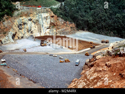 In der Flood Control Act von 1946, Bau auf gathright Dam Autorisierten begannen im Jahre 1974 und im Jahre 1979 abgeschlossen. Der Damm befindet sich etwa 20 km flussaufwärts von Covington, Va., auf die Jackson Fluss in Alleghany County, Va. Der Damm ist eine gewalzte Rock füllen Damm mit einem compacted irdenen Ton Kern, Steckdose funktioniert und Notfall spillway am rechten Anschlag befindet. Der Damm ist 1.310 m lang und mit einer Höhe von 257 Metern. Die Breite ist 32 Fuß oben auf dem Damm mit einer maximalen Breite von 1000 Fuß an seiner Unterseite. (U.S. Armee Foto) Gathright Dammbau018 von norfolkdistrict Stockfoto