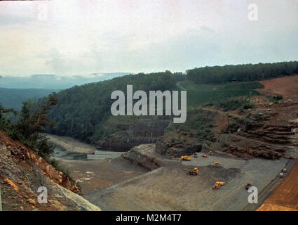 In der Flood Control Act von 1946, Bau auf gathright Dam Autorisierten begannen im Jahre 1974 und im Jahre 1979 abgeschlossen. Der Damm befindet sich etwa 20 km flussaufwärts von Covington, Va., auf die Jackson Fluss in Alleghany County, Va. Der Damm ist eine gewalzte Rock füllen Damm mit einem compacted irdenen Ton Kern, Steckdose funktioniert und Notfall spillway am rechten Anschlag befindet. Der Damm ist 1.310 m lang und mit einer Höhe von 257 Metern. Die Breite ist 32 Fuß oben auf dem Damm mit einer maximalen Breite von 1000 Fuß an seiner Unterseite. (U.S. Armee Foto) Gathright Dammbau 021 durch norfolkdistrict Stockfoto