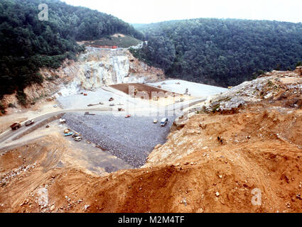 In der Flood Control Act von 1946, Bau auf gathright Dam Autorisierten begannen im Jahre 1974 und im Jahre 1979 abgeschlossen. Der Damm befindet sich etwa 20 km flussaufwärts von Covington, Va., auf die Jackson Fluss in Alleghany County, Va. Der Damm ist eine gewalzte Rock füllen Damm mit einem compacted irdenen Ton Kern, Steckdose funktioniert und Notfall spillway am rechten Anschlag befindet. Der Damm ist 1.310 m lang und mit einer Höhe von 257 Metern. Die Breite ist 32 Fuß oben auf dem Damm mit einer maximalen Breite von 1000 Fuß an seiner Unterseite. (U.S. Armee Foto) Gathright Dammbau026 von norfolkdistrict Stockfoto