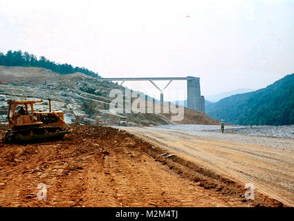 In der Flood Control Act von 1946, Bau auf gathright Dam Autorisierten begannen im Jahre 1974 und im Jahre 1979 abgeschlossen. Der Damm befindet sich etwa 20 km flussaufwärts von Covington, Va., auf die Jackson Fluss in Alleghany County, Va. Der Damm ist eine gewalzte Rock füllen Damm mit einem compacted irdenen Ton Kern, Steckdose funktioniert und Notfall spillway am rechten Anschlag befindet. Der Damm ist 1.310 m lang und mit einer Höhe von 257 Metern. Die Breite ist 32 Fuß oben auf dem Damm mit einer maximalen Breite von 1000 Fuß an seiner Unterseite. (U.S. Armee Foto) Gathright Dammbau028 von norfolkdistrict Stockfoto