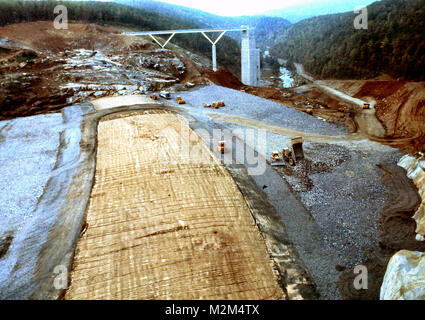 In der Flood Control Act von 1946, Bau auf gathright Dam Autorisierten begannen im Jahre 1974 und im Jahre 1979 abgeschlossen. Der Damm befindet sich etwa 20 km flussaufwärts von Covington, Va., auf die Jackson Fluss in Alleghany County, Va. Der Damm ist eine gewalzte Rock füllen Damm mit einem compacted irdenen Ton Kern, Steckdose funktioniert und Notfall spillway am rechten Anschlag befindet. Der Damm ist 1.310 m lang und mit einer Höhe von 257 Metern. Die Breite ist 32 Fuß oben auf dem Damm mit einer maximalen Breite von 1000 Fuß an seiner Unterseite. (U.S. Armee Foto) Gathright Dammbau 032 durch norfolkdistrict Stockfoto