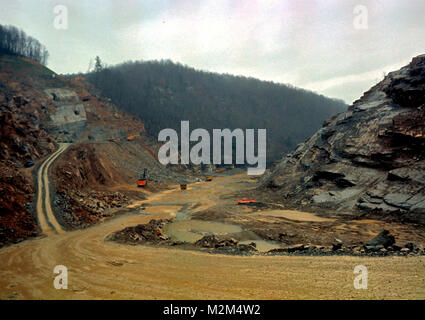 In der Flood Control Act von 1946, Bau auf gathright Dam Autorisierten begannen im Jahre 1974 und im Jahre 1979 abgeschlossen. Der Damm befindet sich etwa 20 km flussaufwärts von Covington, Va., auf die Jackson Fluss in Alleghany County, Va. Der Damm ist eine gewalzte Rock füllen Damm mit einem compacted irdenen Ton Kern, Steckdose funktioniert und Notfall spillway am rechten Anschlag befindet. Der Damm ist 1.310 m lang und mit einer Höhe von 257 Metern. Die Breite ist 32 Fuß oben auf dem Damm mit einer maximalen Breite von 1000 Fuß an seiner Unterseite. (U.S. Armee Foto) Gathright Dammbau 034 durch norfolkdistrict Stockfoto