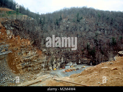 In der Flood Control Act von 1946, Bau auf gathright Dam Autorisierten begannen im Jahre 1974 und im Jahre 1979 abgeschlossen. Der Damm befindet sich etwa 20 km flussaufwärts von Covington, Va., auf die Jackson Fluss in Alleghany County, Va. Der Damm ist eine gewalzte Rock füllen Damm mit einem compacted irdenen Ton Kern, Steckdose funktioniert und Notfall spillway am rechten Anschlag befindet. Der Damm ist 1.310 m lang und mit einer Höhe von 257 Metern. Die Breite ist 32 Fuß oben auf dem Damm mit einer maximalen Breite von 1000 Fuß an seiner Unterseite. (U.S. Armee Foto) Gathright Dammbau035 durch norfolkdistrict Stockfoto