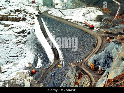 In der Flood Control Act von 1946, Bau auf gathright Dam Autorisierten begannen im Jahre 1974 und im Jahre 1979 abgeschlossen. Der Damm befindet sich etwa 20 km flussaufwärts von Covington, Va., auf die Jackson Fluss in Alleghany County, Va. Der Damm ist eine gewalzte Rock füllen Damm mit einem compacted irdenen Ton Kern, Steckdose funktioniert und Notfall spillway am rechten Anschlag befindet. Der Damm ist 1.310 m lang und mit einer Höhe von 257 Metern. Die Breite ist 32 Fuß oben auf dem Damm mit einer maximalen Breite von 1000 Fuß an seiner Unterseite. (U.S. Armee Foto) Gathright Dammbau039 von norfolkdistrict Stockfoto