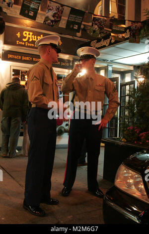 Lance Cpl. Jordan Wheeler, machine Gunner, 2.BATAILLON, 9 Marine Regiment, Special Purpose Marine Air Ground Task Force 26, und Cpl. Nick Collins, machine Gunner, 2/9, SPMAGTF-26, draußen warten ein Restaurant in New York, November 2. Wheeler, ein Washington, Pa., Eingeborener, und Collins, von Orlando, Fla., in die Stadt mit der USS New York und werden an der Aussendung und andere Community Outreach Veranstaltungen in dieser Woche. Das Schiff ist aus 7 gebaut und eine Hälfte Tonnen Stahl aus dem World Trade Center Türme geborgen. (Offizielle Marine Corps Foto von Sgt. Randall A. Clint Stockfoto