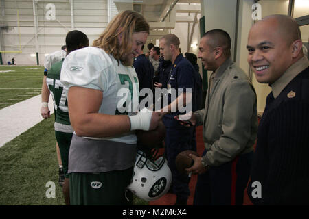 FLORHAM Park, N.J. -- Marines vom Recruiting Station New Jersey Treffen mit Nick Mangold, Center, New York Jets, bei einem Rundgang durch die Praxis das Team Nov. 13. Das Team eingeladen, service Mitglieder zu ihrer Praxis und der Sonntag die Jets werden militärischen Veteranen während ihres militärischen Anerkennung Tag ehren. (Offizielle Marine Corps Foto von Sgt. Randall A. Clinton) 091113-M -4003 C-030 von NYCMarines Stockfoto