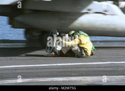 Flight Deck Crew Mitglieder selbst strebe als FA-18C Super Hornet von Fighter Attack Squadron 105 (VFA-105) 'Gunslinger' startet vom Deck der USS Harry S. Truman (CVN 75) Bei Flugbetrieb. Truman ist auf dem Weg zum Persischen Golf zu unterstützen Vorgang Southern Watch. (U.S. Marine Foto des Fotografen Mate Airman Rodger D. Schilling) 001229-N -8160 S-002 von navalsafetycenter Stockfoto