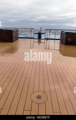 Fotografin bei schlechtem Wetter an Deck Passagierschiff Ocean Abenteurer segeln Drake Passage, Antarktis Stockfoto