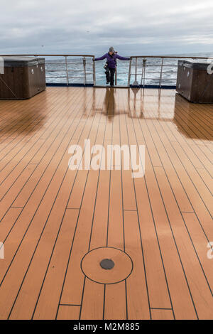 Fotografin bei schlechtem Wetter an Deck Passagierschiff Ocean Abenteurer segeln Drake Passage, Antarktis Stockfoto