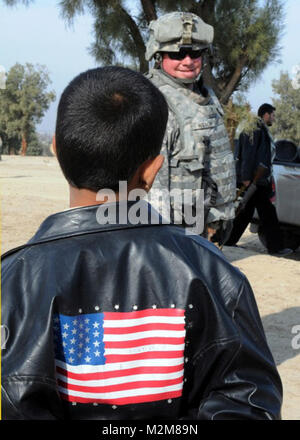 NANGARHAR PROVINCE, Afghanistan - US-Army Staff Sgt. Jim Wilson, von Ellijay, Ga, spricht mit einem jungen afghanischen Jungen und gleichzeitig die Sicherheit an Rodeo Der shinwar Bezirk an. "Dies fördert den Wettbewerb und Wettbewerb bringt das Beste in den meisten Völkern", sagte Wilson die Gelegenheit. Die runde von mehr als 135 möglichen Afghanischen Baufirmen wurde durch die Gegend und Angebot für drei separate Projekte zu gehen. Die aktualisierten Bereich wird ein Sitz für die 2 Kandak, 201St Corps und werden mit den Koalitionspartner zugeordnet zu trainieren und mit der Afghanischen Kriegern kämpfen gemeinsam genutzt werden. ( Stockfoto