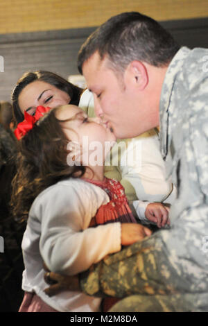 OPELOUSAS, LA-Soldaten von D der Firma des Louisiana Army National Guard, 3.BATAILLON, 156 Infanterie Regiment, 256 Infantry Brigade Combat Team Abschied von Familie und Freunde bei der Bereitstellung Zeremonien am 5 in der Armory Opelousas, LA, wie sie sich vorbereiten, um den Irak zur Unterstützung der Operation Iraqi Freedom zu implementieren. (U.S. Air Force MSgt Toby M Valadie Louisiana National Guard State Public Affairs Office/Freigegeben) 100-105-F-2117 V-065 durch Louisiana National Guard Stockfoto