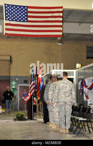 OPELOUSAS, LA-Soldaten von D der Firma des Louisiana Army National Guard, 3.BATAILLON, 156 Infanterie Regiment, 256 Infantry Brigade Combat Team Abschied von Familie und Freunde bei der Bereitstellung Zeremonien am 5 in der Armory Opelousas, LA, wie sie sich vorbereiten, um den Irak zur Unterstützung der Operation Iraqi Freedom zu implementieren. (U.S. Air Force MSgt Toby M Valadie Louisiana National Guard State Public Affairs Office/Freigegeben) 100-105-F-2117 V-078 durch Louisiana National Guard Stockfoto