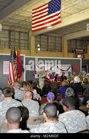 OPELOUSAS, LA-Soldaten von D der Firma des Louisiana Army National Guard, 3.BATAILLON, 156 Infanterie Regiment, 256 Infantry Brigade Combat Team Abschied von Familie und Freunde bei der Bereitstellung Zeremonien am 5 in der Armory Opelousas, LA, wie sie sich vorbereiten, um den Irak zur Unterstützung der Operation Iraqi Freedom zu implementieren. (U.S. Air Force MSgt Toby M Valadie Louisiana National Guard State Public Affairs Office/Freigegeben) 100-105-F-2117 V-087 durch Louisiana National Guard Stockfoto