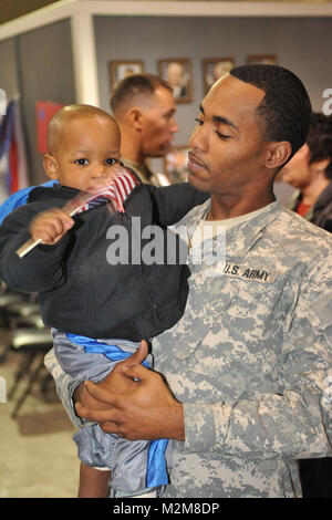 OPELOUSAS, LA-Soldaten von D der Firma des Louisiana Army National Guard, 3.BATAILLON, 156 Infanterie Regiment, 256 Infantry Brigade Combat Team Abschied von Familie und Freunde bei der Bereitstellung Zeremonien am 5 in der Armory Opelousas, LA, wie sie sich vorbereiten, um den Irak zur Unterstützung der Operation Iraqi Freedom zu implementieren. (U.S. Air Force MSgt Toby M Valadie Louisiana National Guard State Public Affairs Office/Freigegeben) 100-105-F-2117 V-108 durch Louisiana National Guard Stockfoto