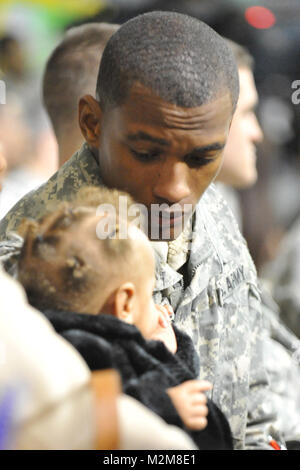 OPELOUSAS, LA-Soldaten von D der Firma des Louisiana Army National Guard, 3.BATAILLON, 156 Infanterie Regiment, 256 Infantry Brigade Combat Team Abschied von Familie und Freunde bei der Bereitstellung Zeremonien am 5 in der Armory Opelousas, LA, wie sie sich vorbereiten, um den Irak zur Unterstützung der Operation Iraqi Freedom zu implementieren. (U.S. Air Force MSgt Toby M Valadie Louisiana National Guard State Public Affairs Office/Freigegeben) 100-105-F-2117 V-371 durch Louisiana National Guard Stockfoto