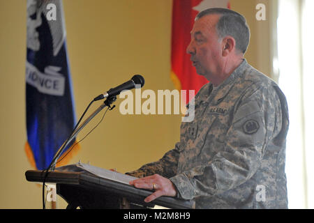 WHITE CASTLE, LA-Generalmajor Bennett C. Landreneau, Adjutant General der Louisiana National Guard Adressen Soldaten, Familien und Freunde der Hauptsitz und Sitz der Firma, 256 Brigade Spezialtruppen Bataillon, 256 Infantry Brigade Combat Team während einer Bereitstellung Zeremonien auf Jan. 6. An den Nottoway Plantation White Castle, La., wie sie sich vorbereiten, um den Irak zur Unterstützung der Operation Iraqi Freedom zu implementieren. (U.S. Air Force MSgt Toby M Valadie Louisiana National Guard State Public Affairs Office/Freigegeben) 100106-F-2117 V-203 durch Louisiana National Guard Stockfoto