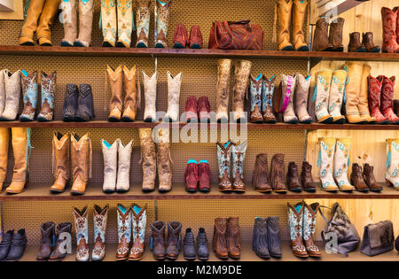 Cowboystiefel auf einem Regal in einem Speicher, Vorderansicht Stockfoto