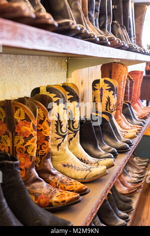 Cowboys Stiefel auf einem Regal in einem Speicher, ausgerichtet Stockfoto