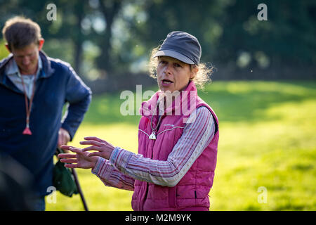 Porträt der Hirtin mit Wegbeschreibungen, Yorkshire Dales, Großbritannien Stockfoto