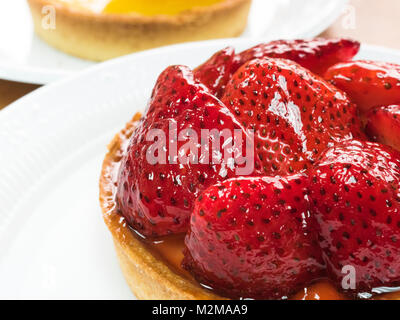 Mini Erdbeerkuchen auf weiße Platte Stockfoto