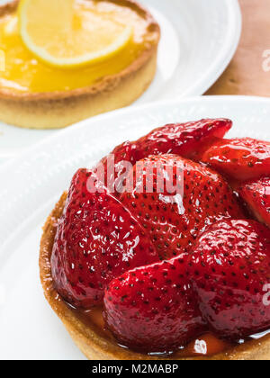 Mini Erdbeerkuchen auf weiße Platte Stockfoto