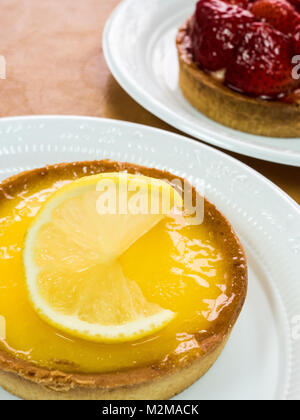 Mini Lemon Tart auf weiße Platte Stockfoto