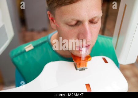 Männliche Patienten auf einen Panoramablick auf digitales Röntgen der Zähne in der Zahnarztpraxis Stockfoto