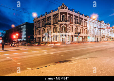 Gomel, Belarus - März 23, 2017: Schöne alte Post Gebäude auf Sovetskaya Street bei Nacht Stockfoto