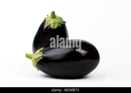 Aubergine oder Auberginen Gemüse auf weißem Hintergrund Stockfoto