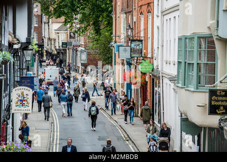 Hohe Betrachtungswinkel von Menschen zu Fuß die historischen Gassen der Stadt York, Yorkshire, Vereinigtes Königreich Stockfoto