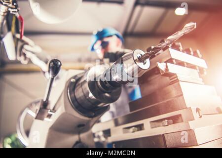 Heavy Duty Bohren von Metall mit Metall Drehbank. Metallverarbeitung Thema. Stockfoto