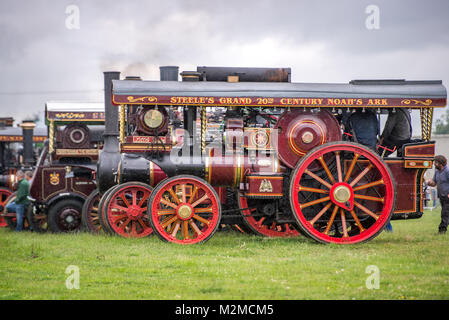 Seitenansicht Traktor Dampfmaschine geparkt auf Anzeige im Regen, Masham, North Yorkshire, Großbritannien Stockfoto