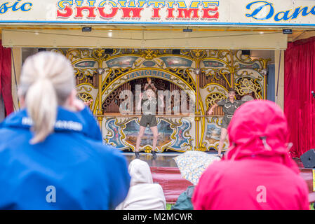 Zuschauer sehen junge Tänzerinnen in der militärischen Kleidung Preform auf Messe Orgel, Masham, North Yorkshire, Großbritannien Stockfoto