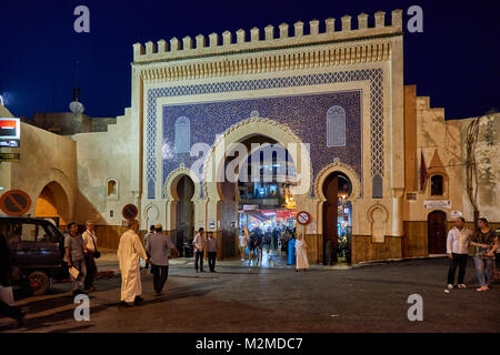 Night Shot der Stadt Tor Bab Boujloud oder Bab Bou Jeloud von Fes, Marokko, Afrika Stockfoto