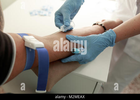 Close up Krankenschwester sticht der Spritze im Arm patient Zeichnung Blutprobe für die Blutprobe. Nahaufnahme Stockfoto