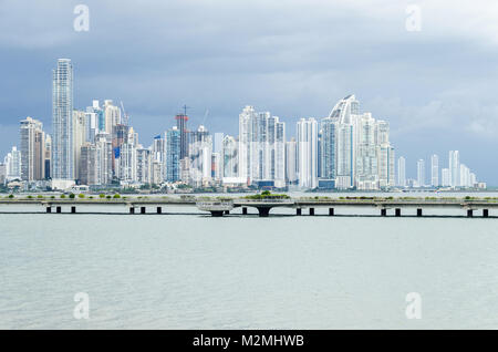 Panama City, Panama - November 3, 2017: Bauboom in Panama City. Skyline von Panama City an einem bewölkten Tag mit modernen Gebäuden. Blick von Cin Stockfoto