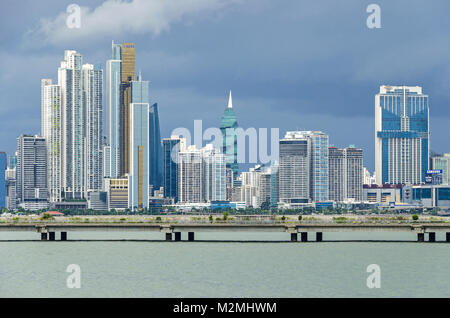 Panama City, Panama - November 3, 2017: Skyline von Panama City an einem bewölkten Tag mit modernen Gebäuden, die F&F Tower, globale Bank und Bicsa Finanzielle C Stockfoto