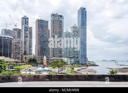 Panama City, Panama - November 3, 2017: Bauboom in Panama City. Punta Paitilla, Hotel Plaza Paitilla Inn auf der linken Seite. Blick von Cinta Coster Stockfoto