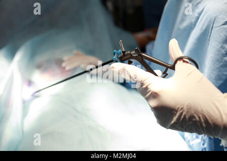 Arzt bei Operationen auf einem Patienten in Betrieb. Instrumente für die Laparoskopie. Chirurgen im Krankenhaus oder Klinik. Medizin, Not co Stockfoto