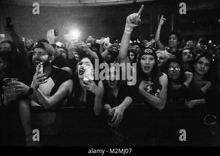 Die Fans in der ersten Reihe an der Marilyn Manson zeigen. Stockfoto