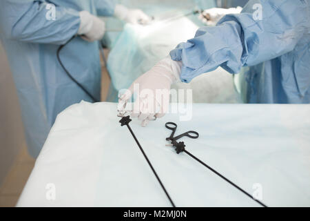Arzt und Hilfe medizinische Team bei Operationen auf einem Patienten in Betrieb. Instrumente für die Laparoskopie. Chirurgen, die im Krankenhaus oder in der Cl Stockfoto